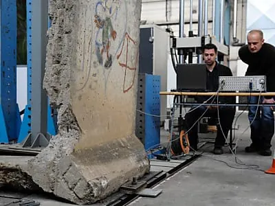 Belastungstest für Teile der Berliner Mauer an Cottbuser Universität