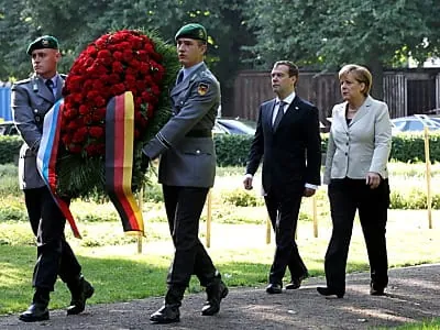 Merkel und Medwedew legen Kranz an Ehrenfriedhof nieder