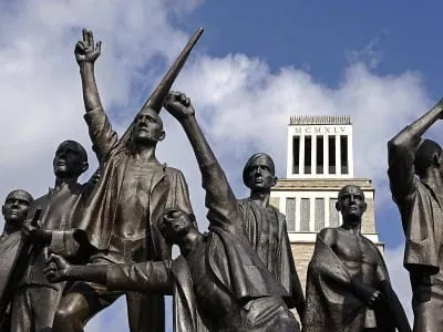 Totenbuch des KZ Buchenwald wird um Fotos und Biografien ergänzt