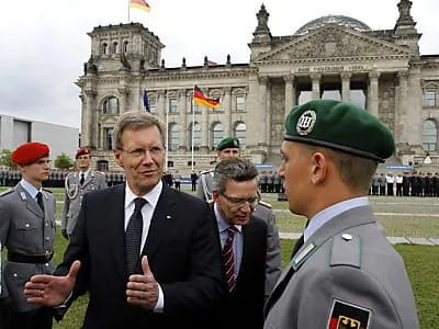 Erstmals Rekrutengelöbnis der neuen Bundeswehr vor Reichstag