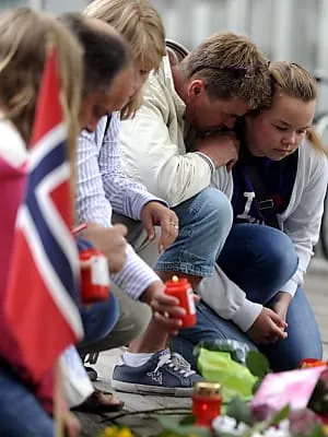 Norweger halten Schweigeminute vor Berliner Botschaft