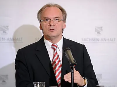 Haseloff rechtfertigt umstrittene Äußerung zur Polizei-Kennzeichnung