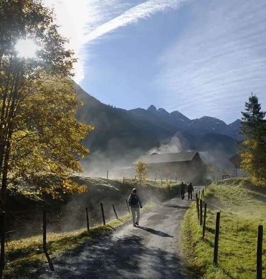 Wandern im goldenen Herbst