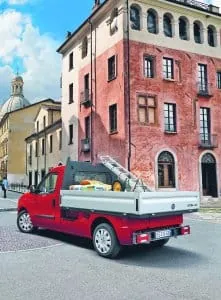 Pritsche schultert eine Tonne