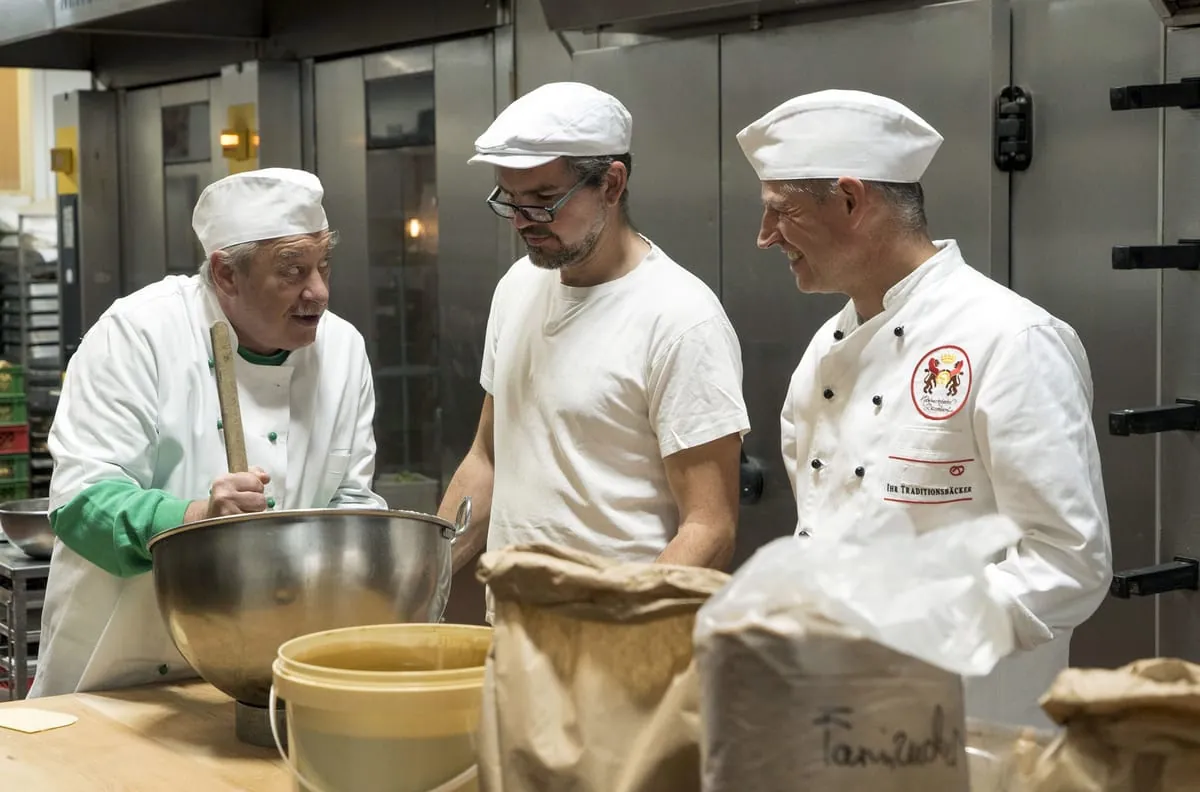 Handwerker backen XXL-Lebkuchenhaus