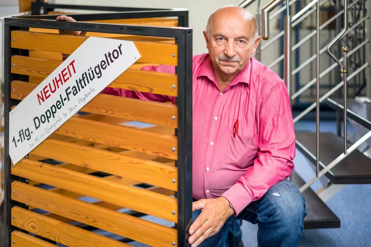 Metallbau Menzel baut mehrfach faltbare Flügeltore