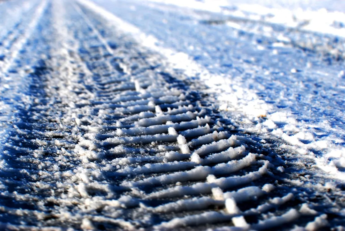 Zu spät zur Arbeit wegen Glatteis: Das gilt rechtlich