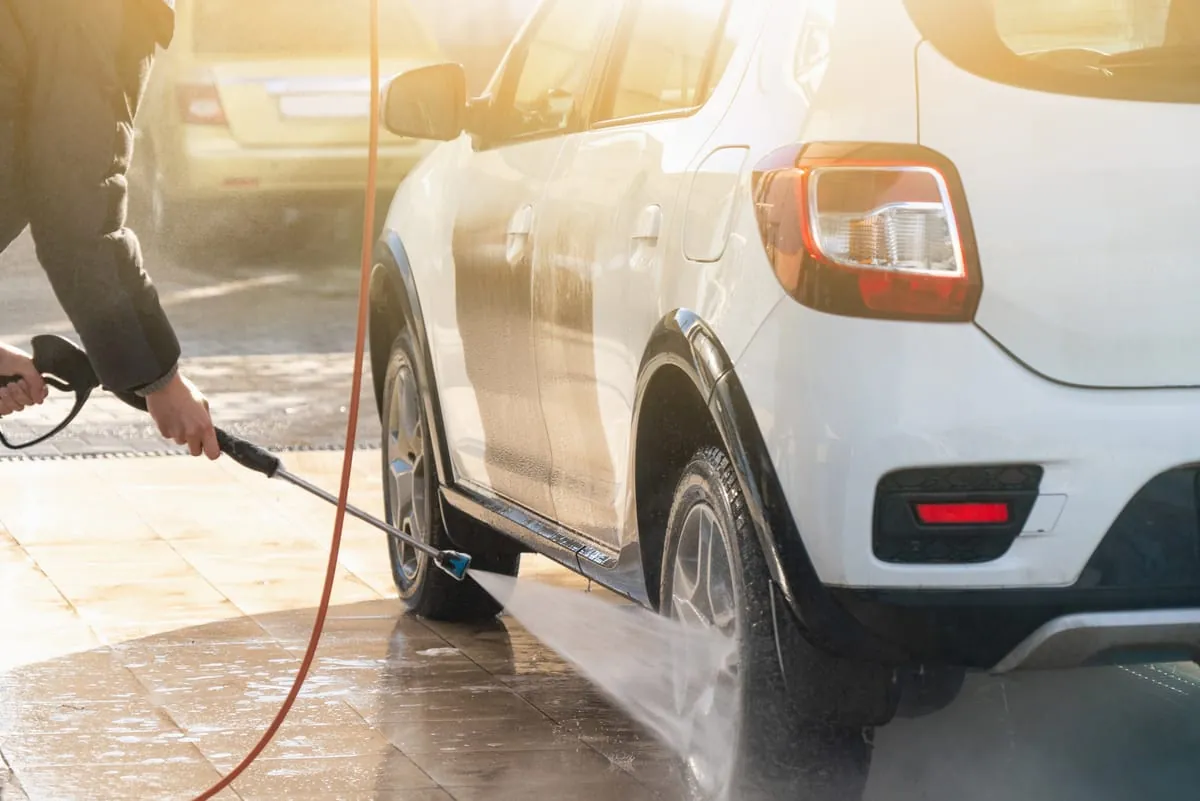 Putzen und ausmisten: So wird das Auto fit für den Frühling