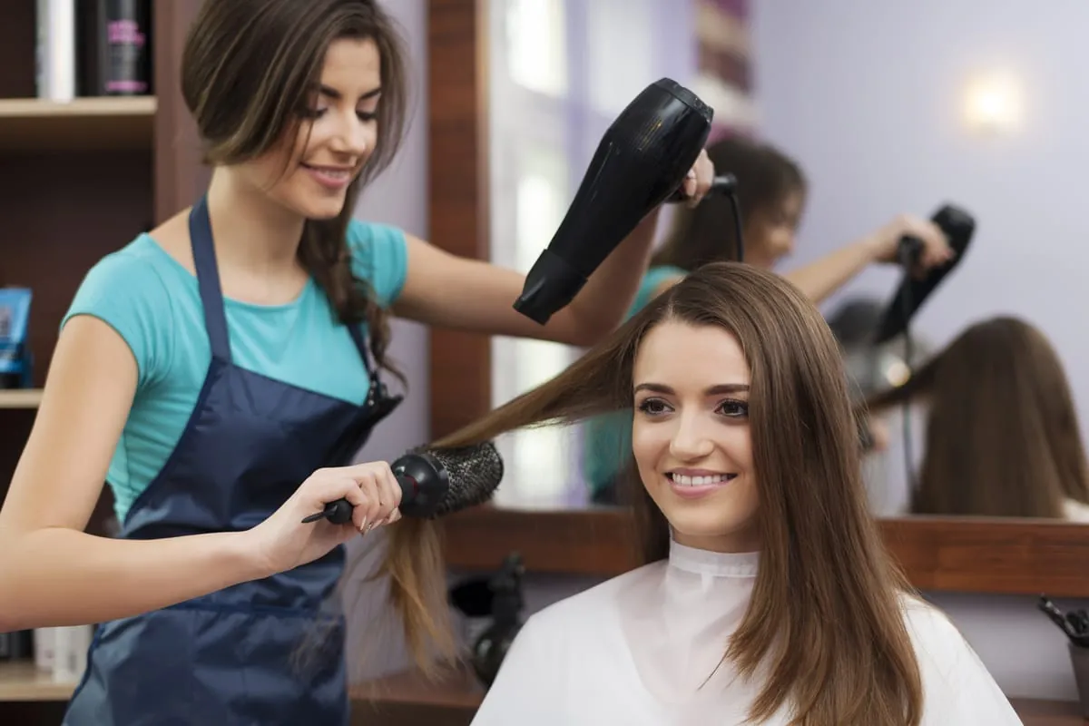 10 Fragen, die Sie einem Friseur immer mal stellen wollten