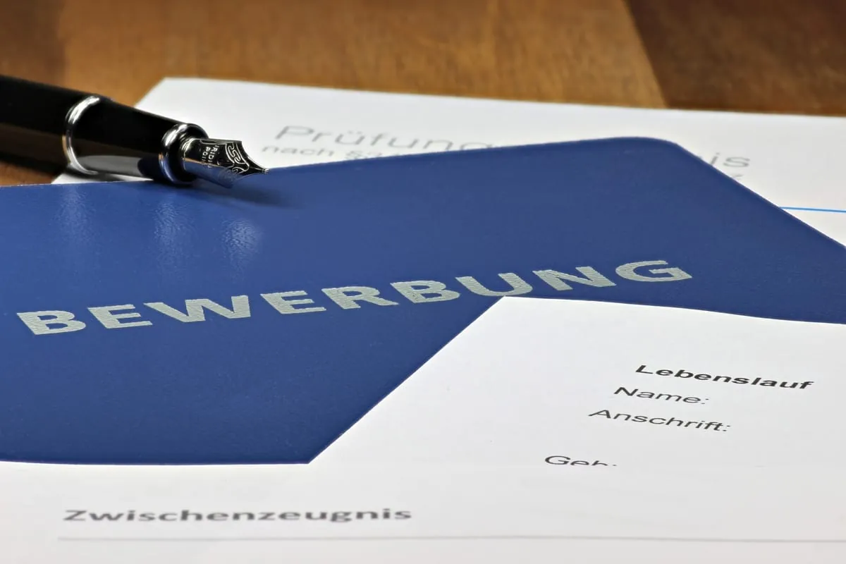 Dürfen Arbeitgeber die Zeugnisse von Bewerbern prüfen?