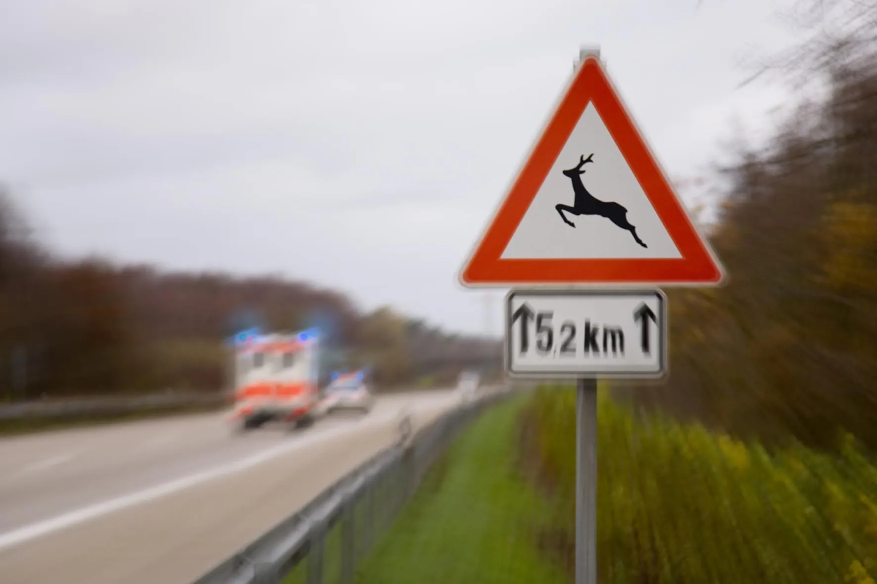 Bei Gefahrenzeichen Fuß vom Gas