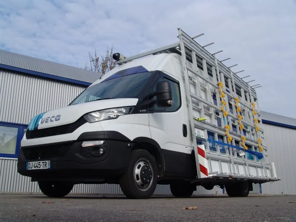 Iveco Daily für Transport von Glasscheiben gerüstet