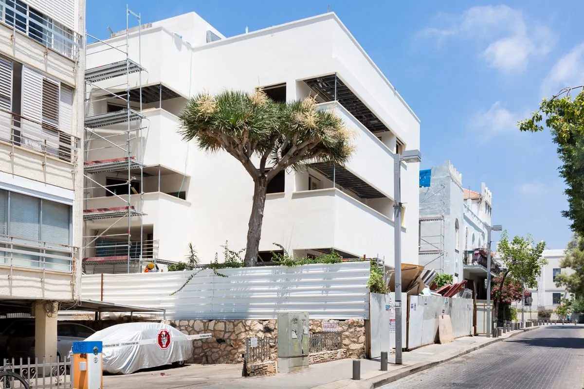 Strand und streichen: Was junge Handwerker in Tel Aviv erlebten