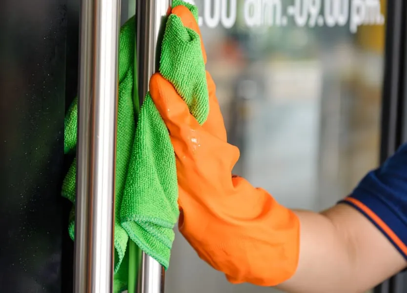 Hygiene im Betrieb: Wie Sie Oberflächen richtig reinigen