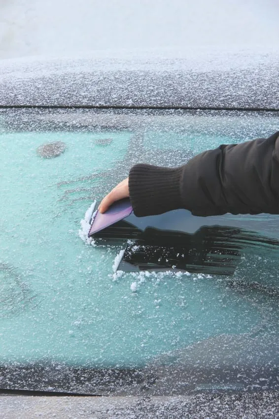 Wie man Autoscheiben eisfrei bekommt
