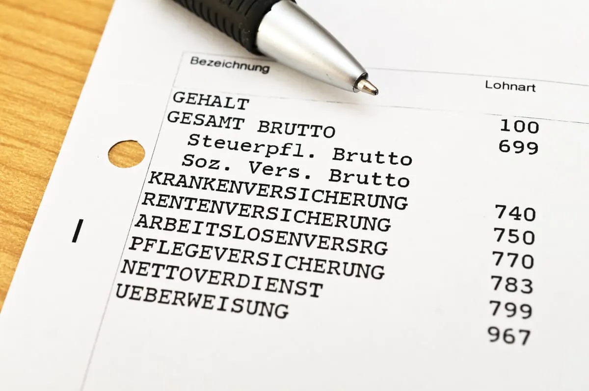 Steuern und Sozialabgaben über dem OECD-Durchschnitt