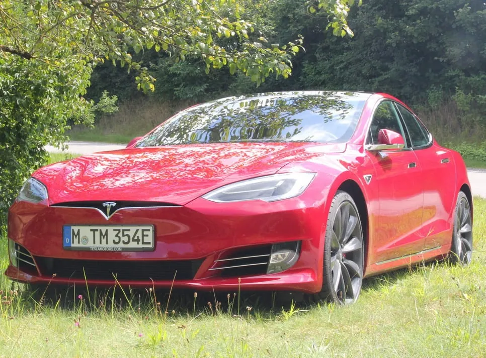 Tesla Model S: Lautlos am Porsche vorbei