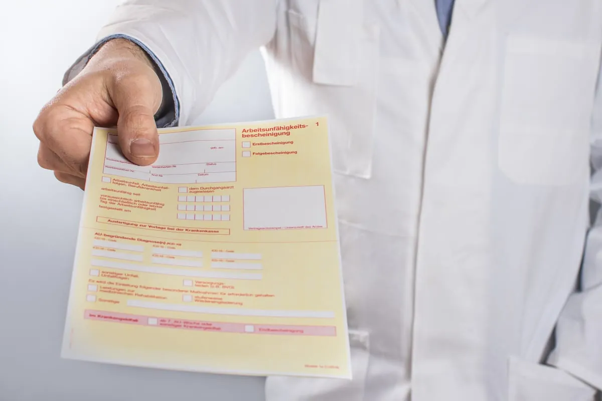 Arbeitnehmer müssen Krankmeldung selbst an die Krankenkasse schicken