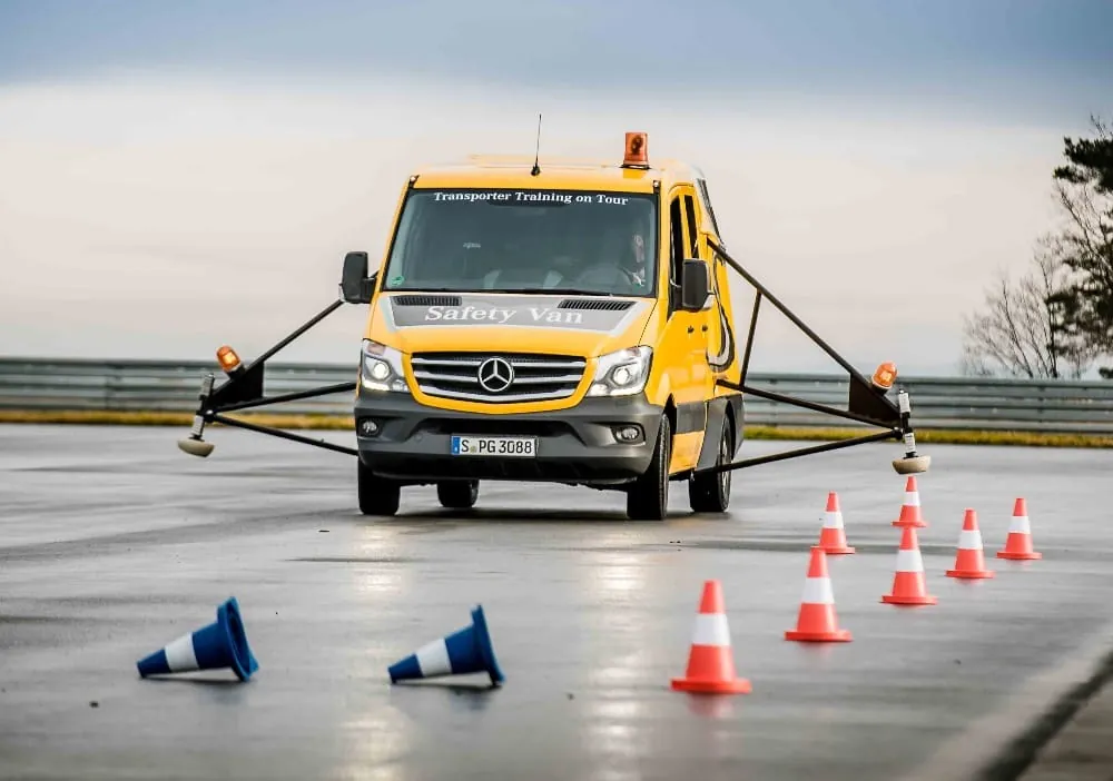 Mercedes bietet kostenlose Fahrsicherheitstrainings
