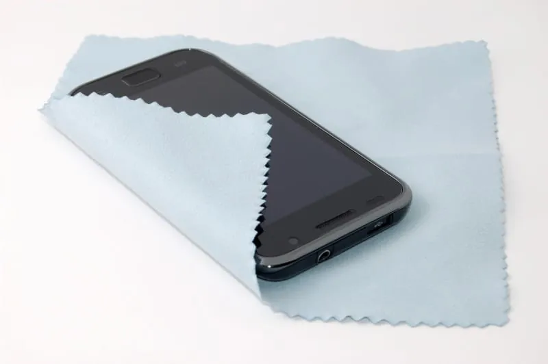 Bei Mobiltelefonen auf das Reinigungsmittel achten