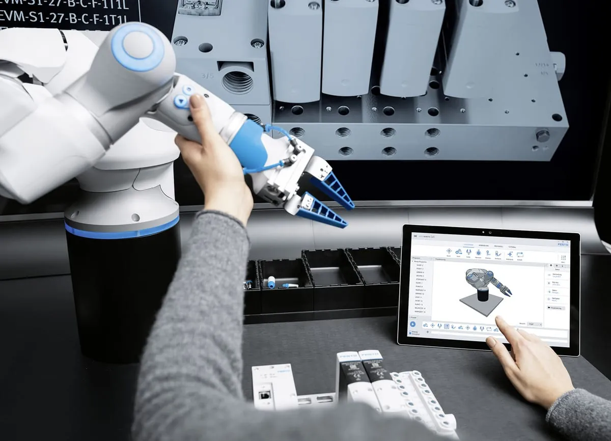 Hand in Hand mit dem Roboter