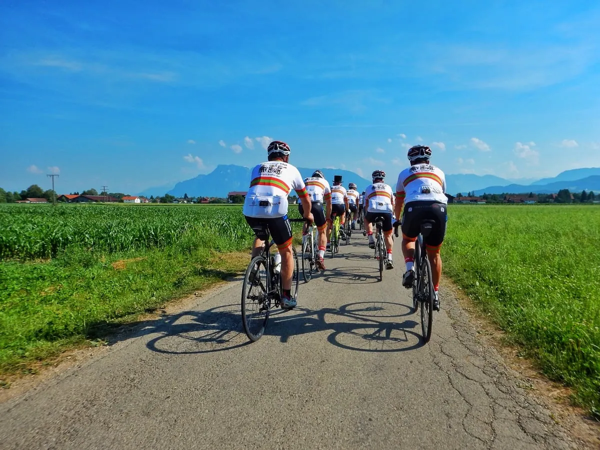 Glücksbringer radeln für krebskranke Kinder