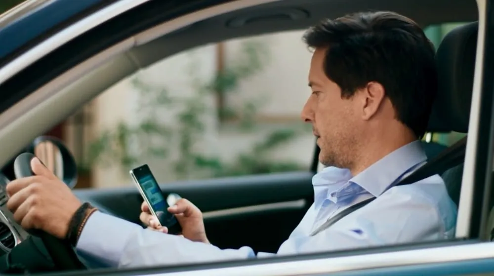 Risiko Smartphone am Steuer – was ist erlaubt, was nicht