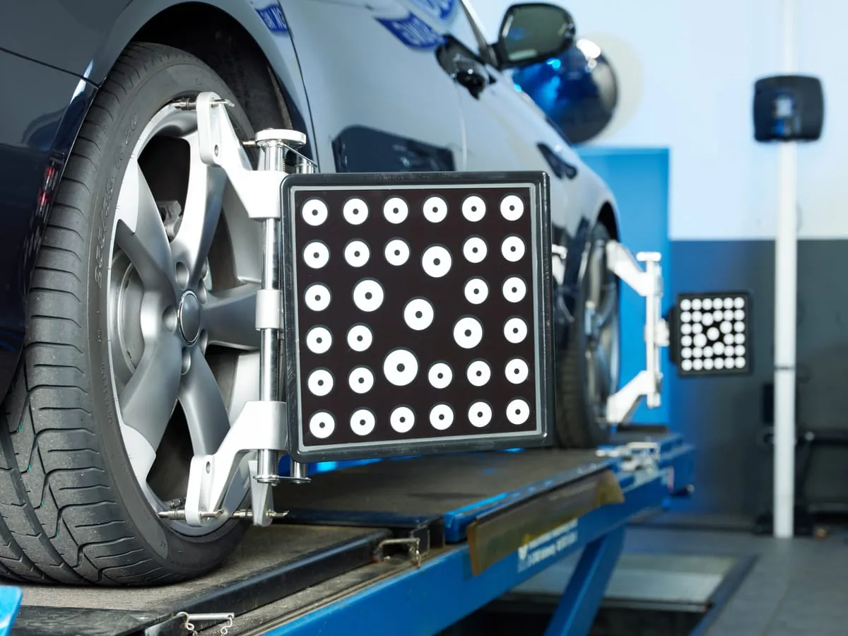 Bei diesen Anzeichen sollte Ihr Fahrzeug unbedingt zur Achsvermessung