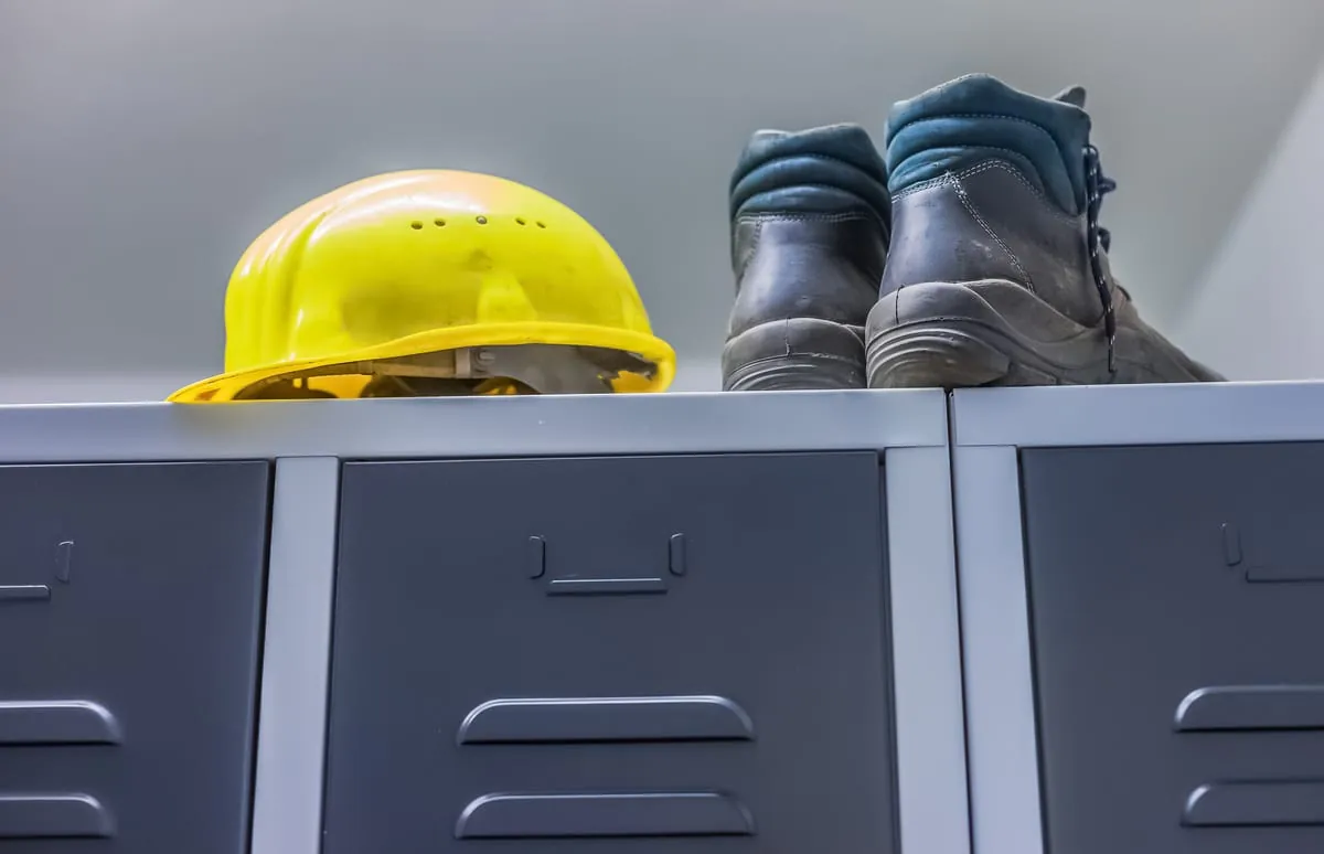 Arbeitskleidung: Wann die Zeit zum Umkleiden vergütet werden muss