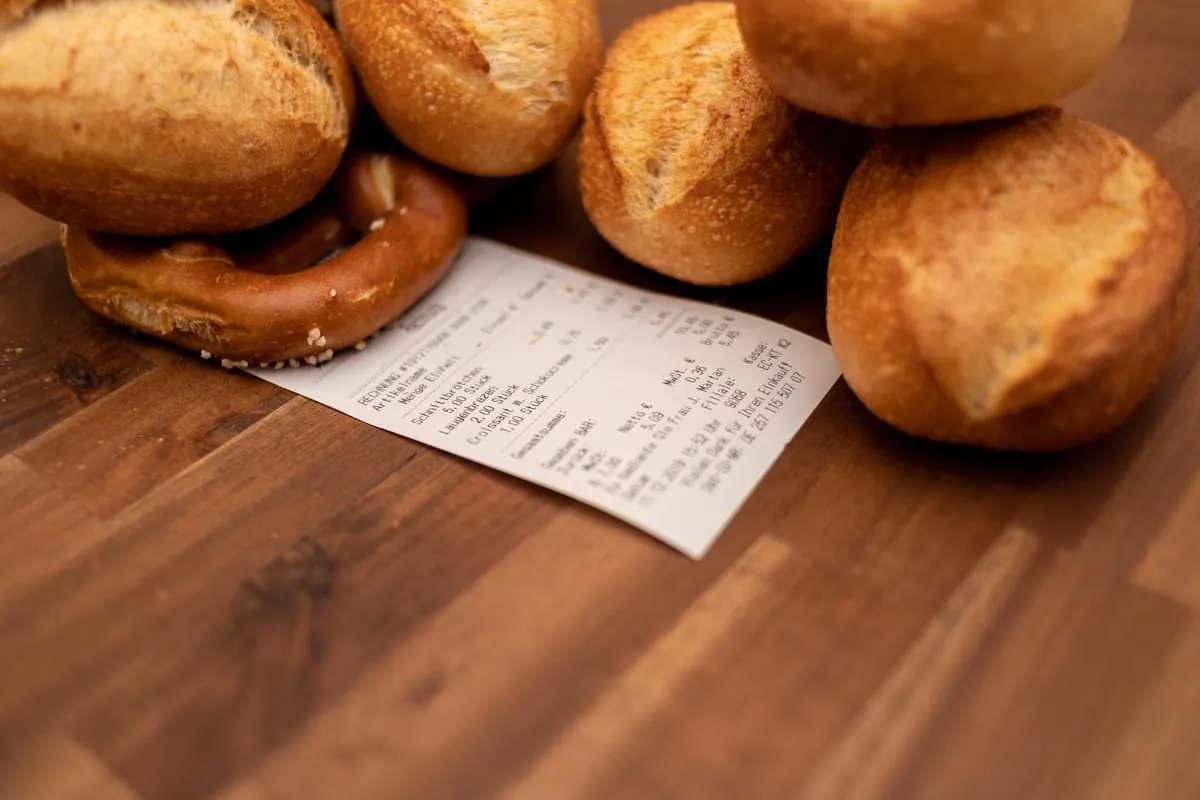 Bon- und Grabsteinrüttelpflicht: Was Bürokratie mit dem Land anstellt