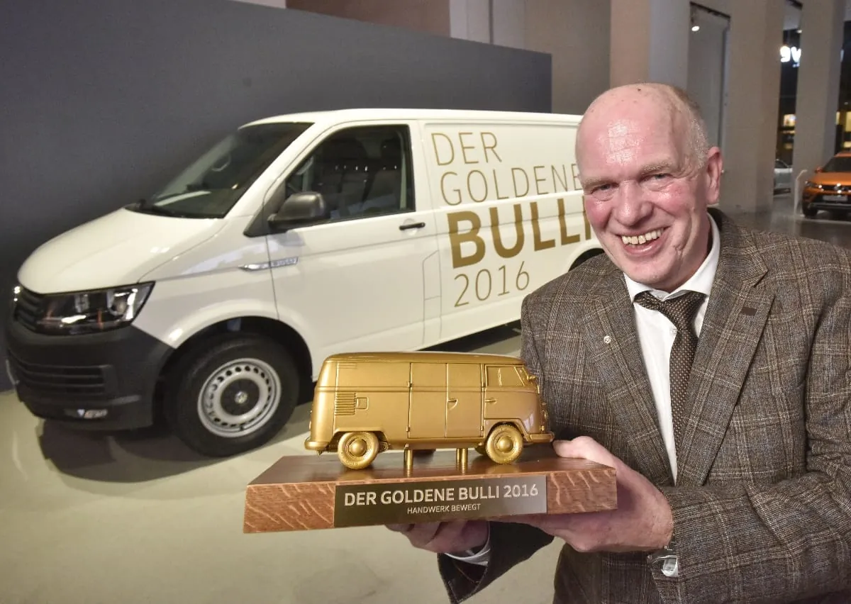 VW zeichnet SHK-Betrieb mit "Goldenem Bulli" aus