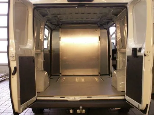 Handwerker-Trennwand macht Laderaum im Transporter flexibel