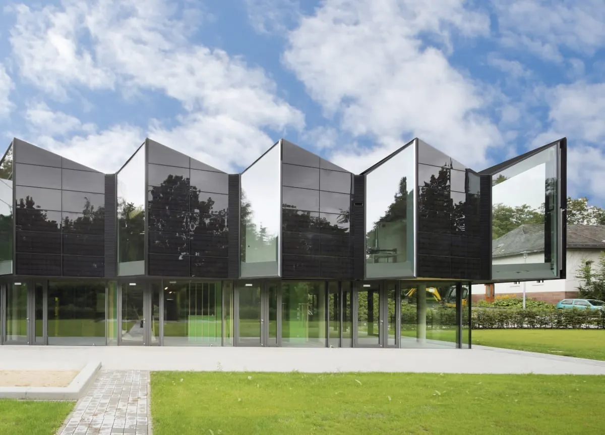 Gebäudeintegrierte Photovoltaik liefert Strom aus der Fassade