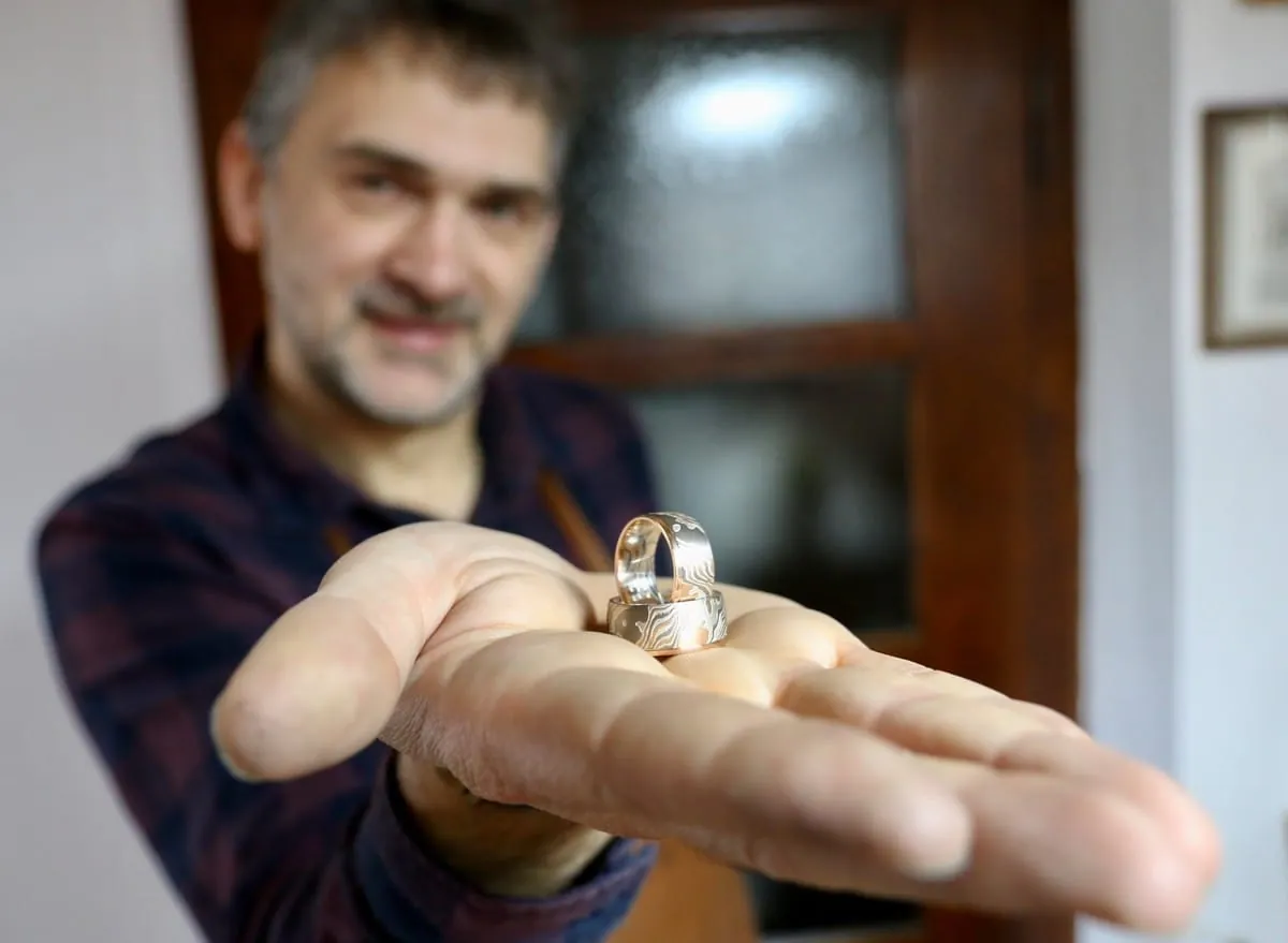 Unikate: Goldschmiedemeister kreiert Trauringe der besonderen Art