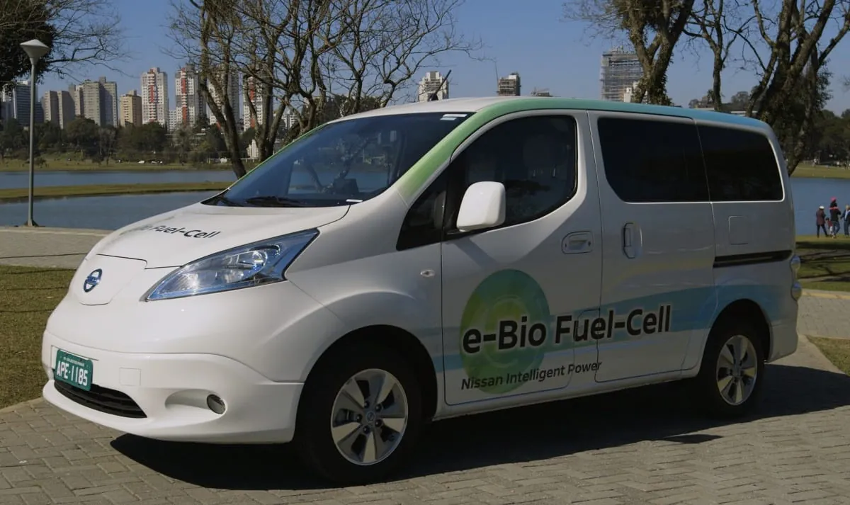 Nutzfahrzeug mit Brennstoffzelle tankt Bioethanol