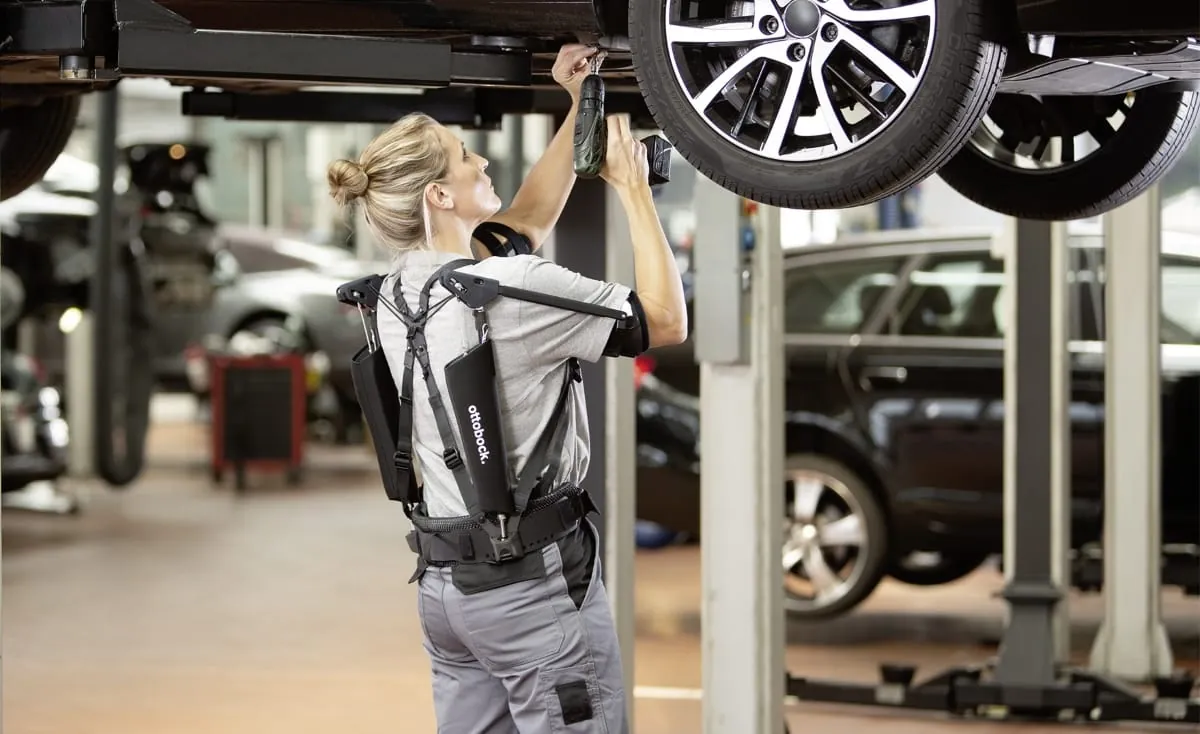 Wie Exoskelette bei der Arbeit helfen können