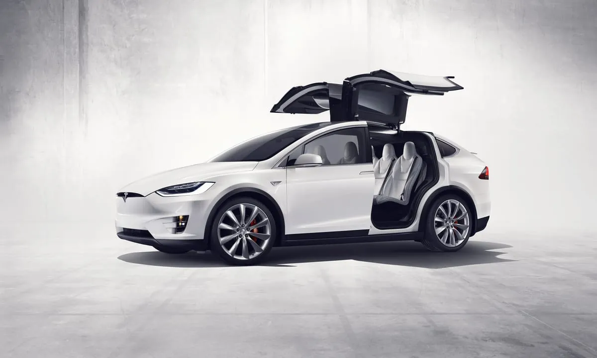 Tesla Model X: Familienauto mit Flügeln