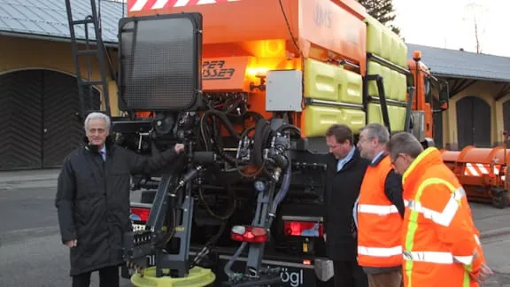 Bundesverkehrsminister Ramsauer stellt neues Fahrzeug vor
