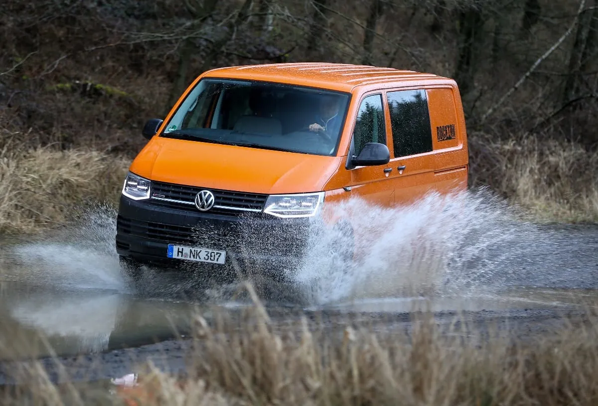 Schlittern im Schlamm: Im VW Rockton abseits der Straße