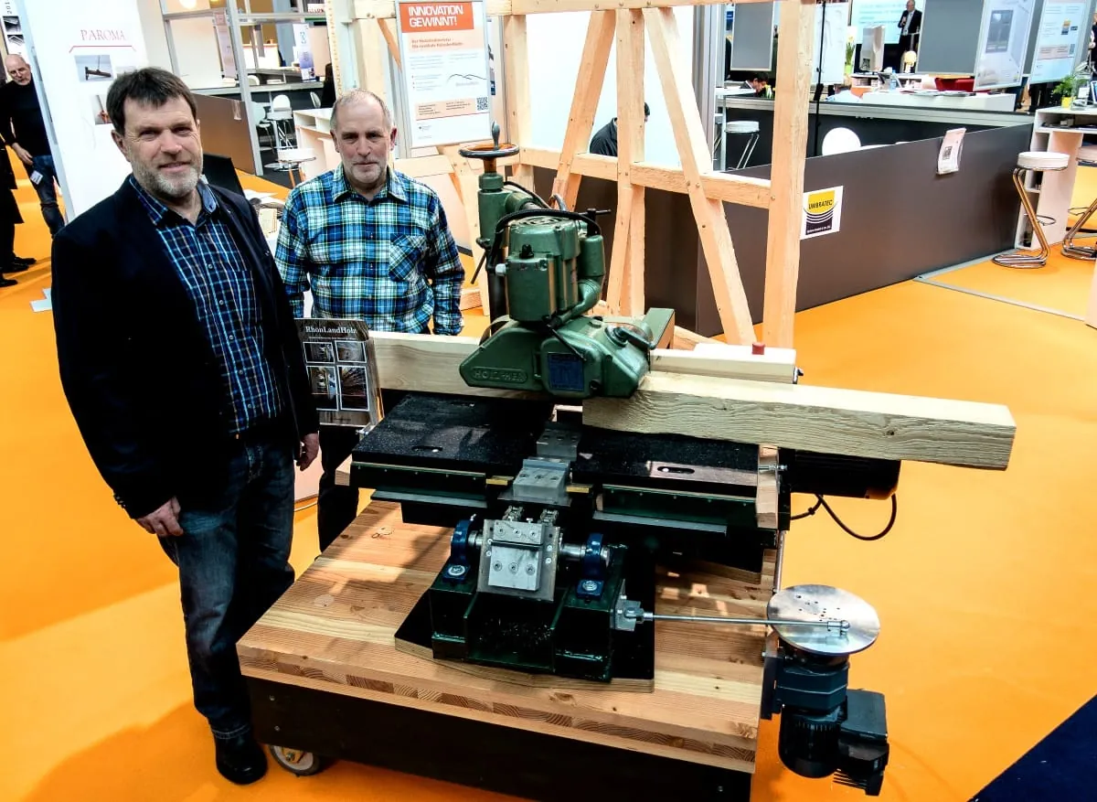 Holzstrukturierer erzeugt Sägerau-Optik