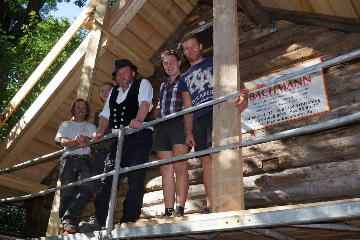Alte Höllentalangerhütte von Zimmerern wieder aufgebaut