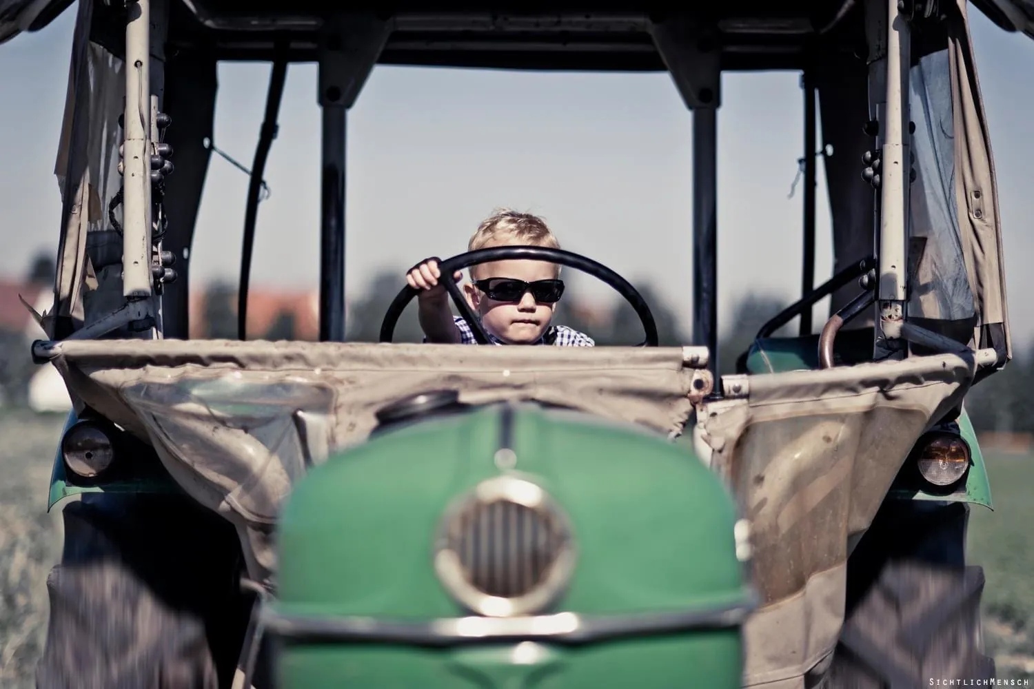 Kind auf Traktor