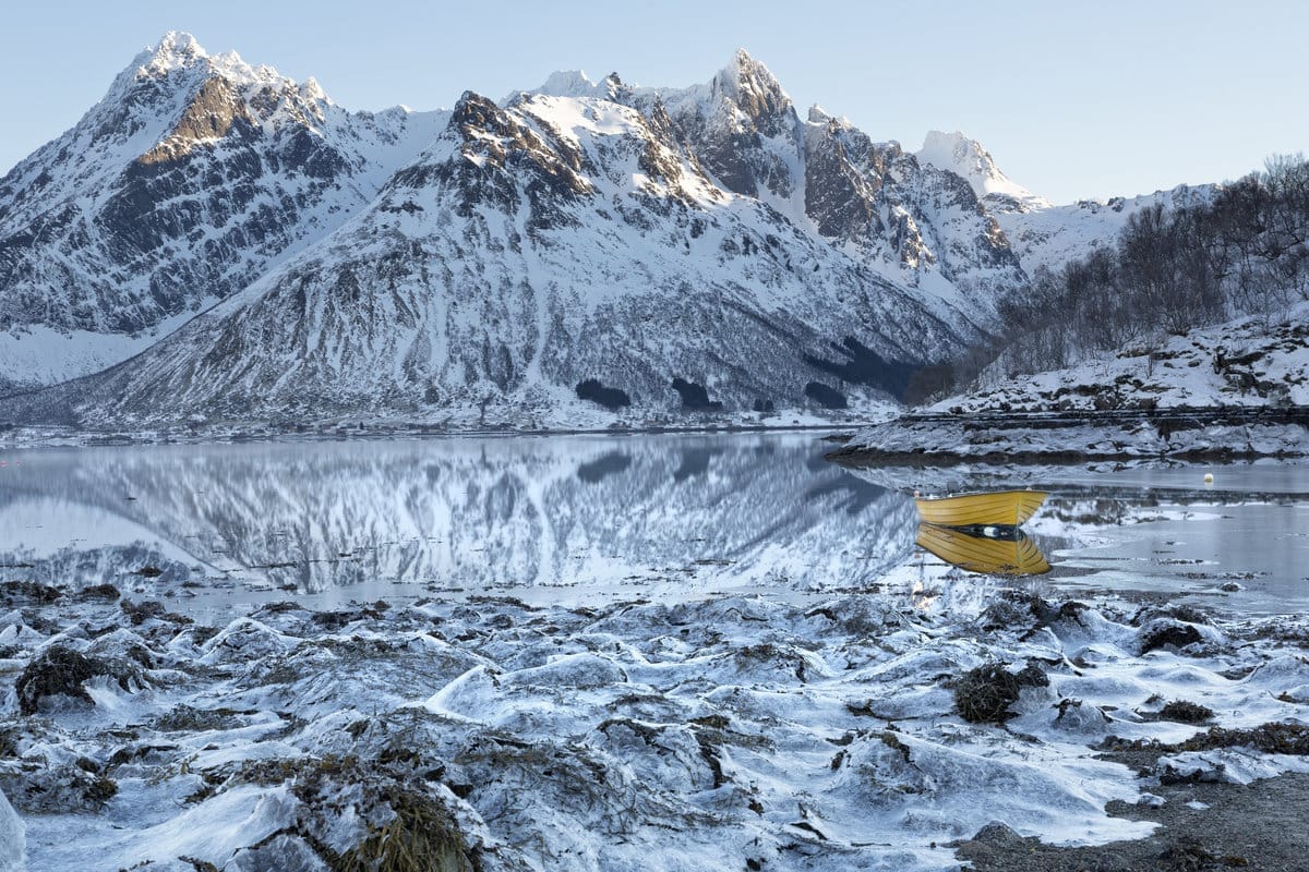 Ruderboot auf den verschneiten Lofoten, Norwegen.