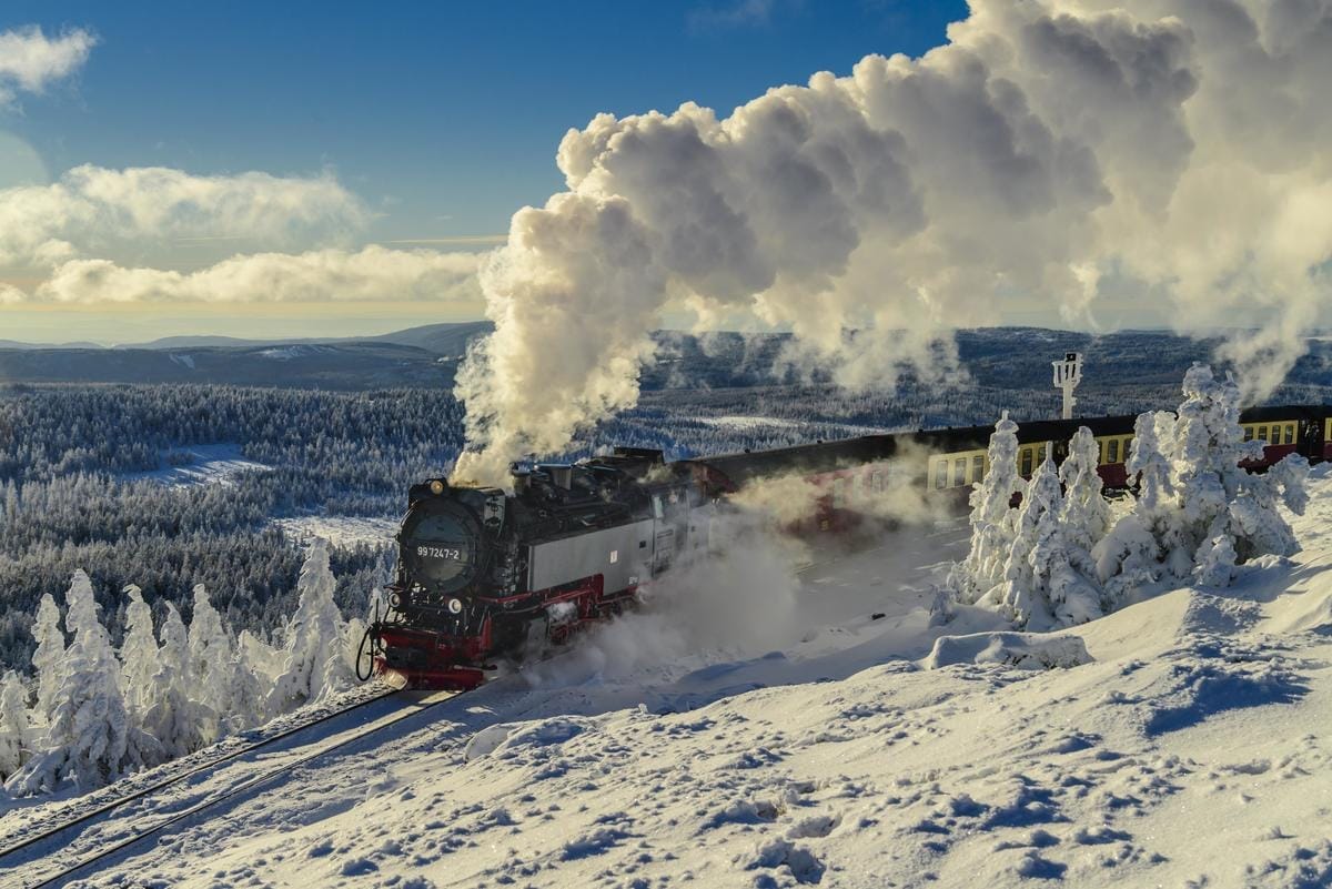 Brockenbahn fährt durch verschneite Landschaft auf den Brocken, Sachsen-Anhalt.