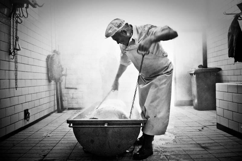 Metzger bei der Hausschlachtung