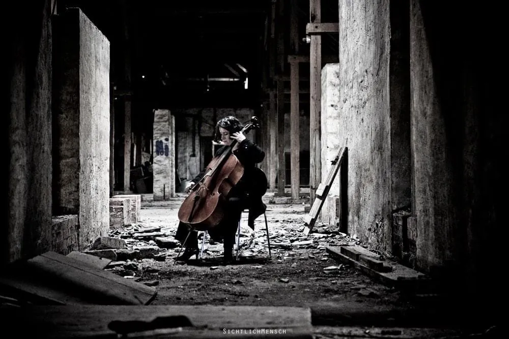 Musikerin in verlassener Kaserne