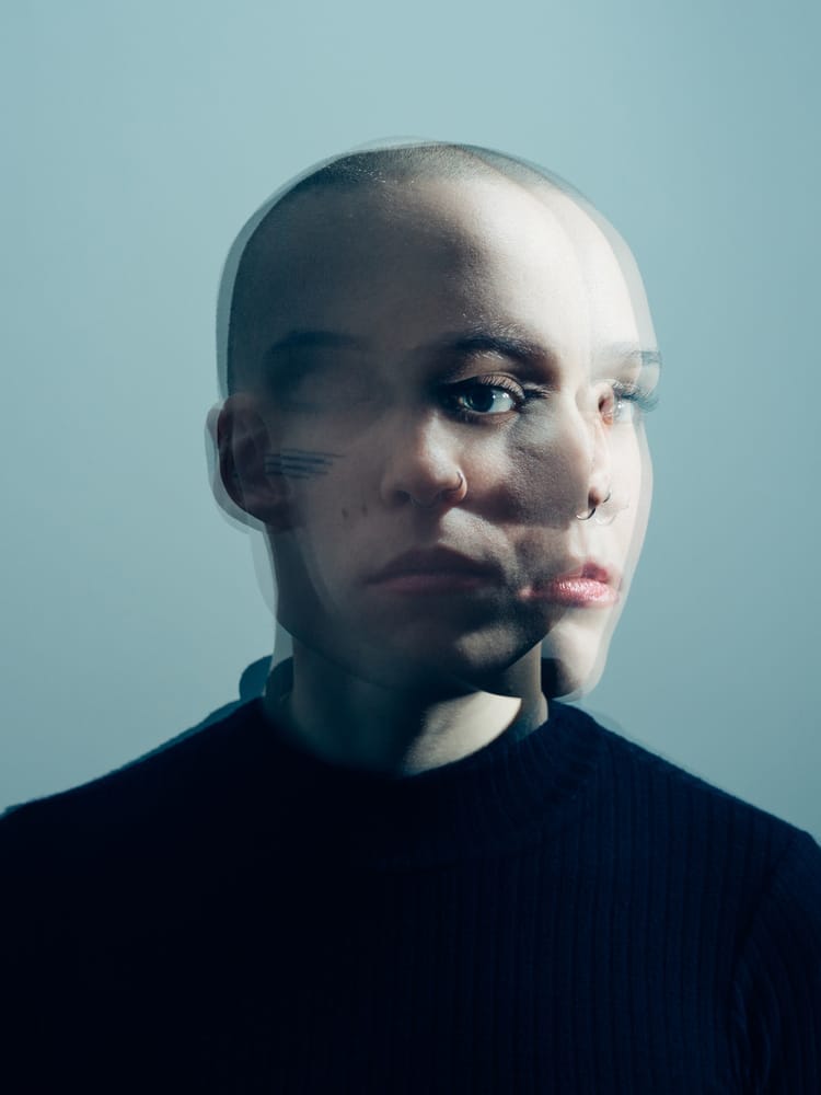 Verwischtes Portrait einer jungen Frau.