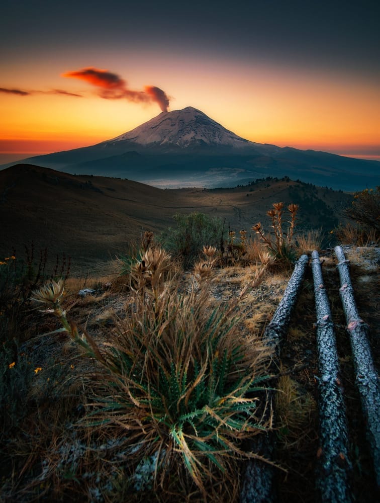 Sonnenaufgang an den Hängen des Vulkans Popocatépetl, Mexico.