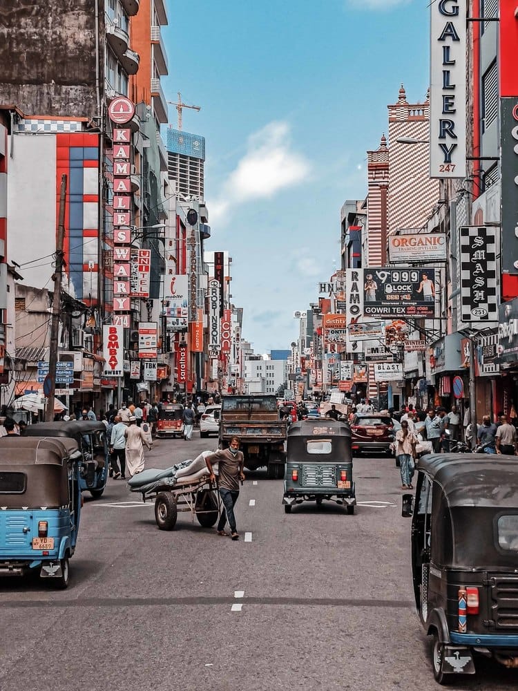 Straße in Colombo, Sri Lanka.