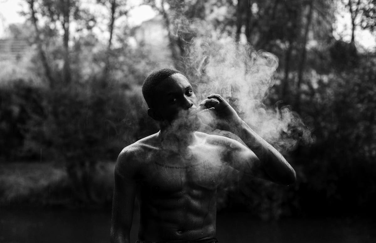 Portrait eines rauchenden Mannes.